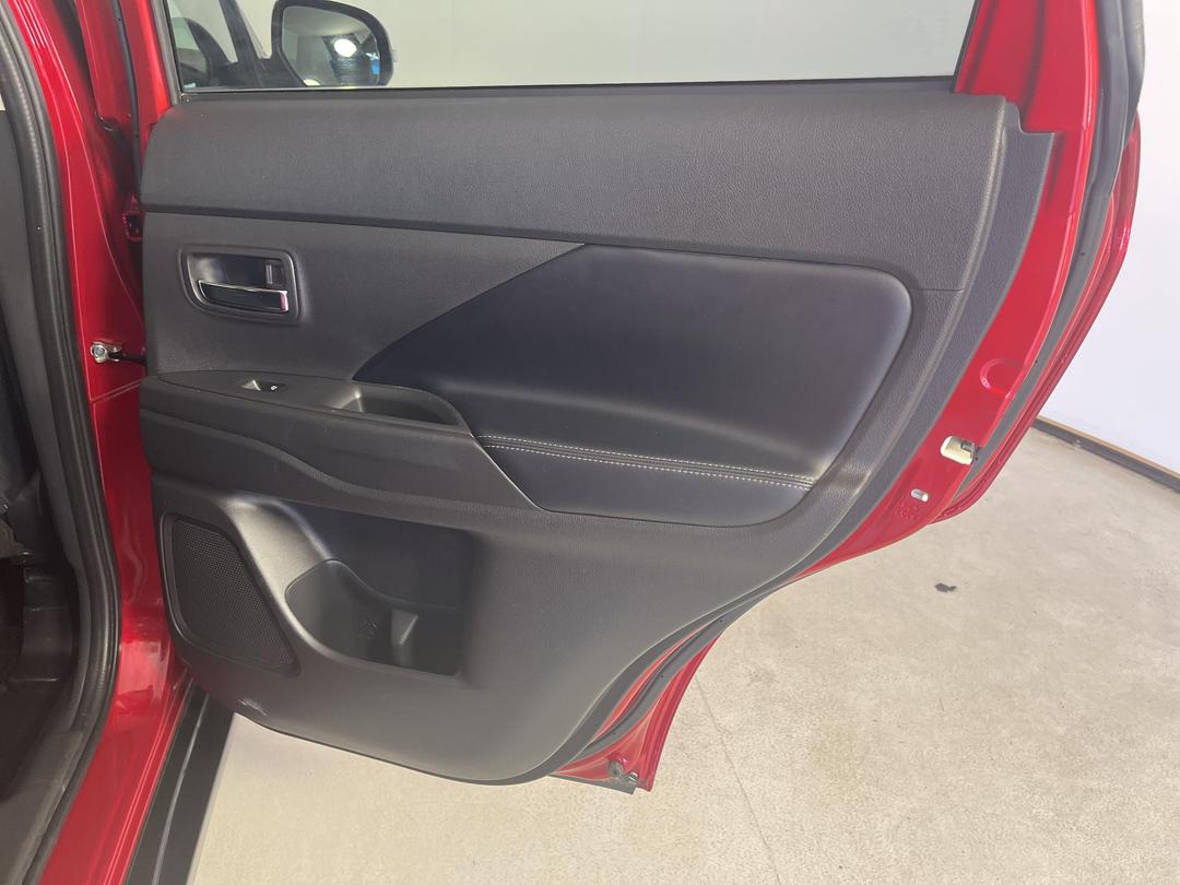 Photo '19' of Mitsubishi Outlander