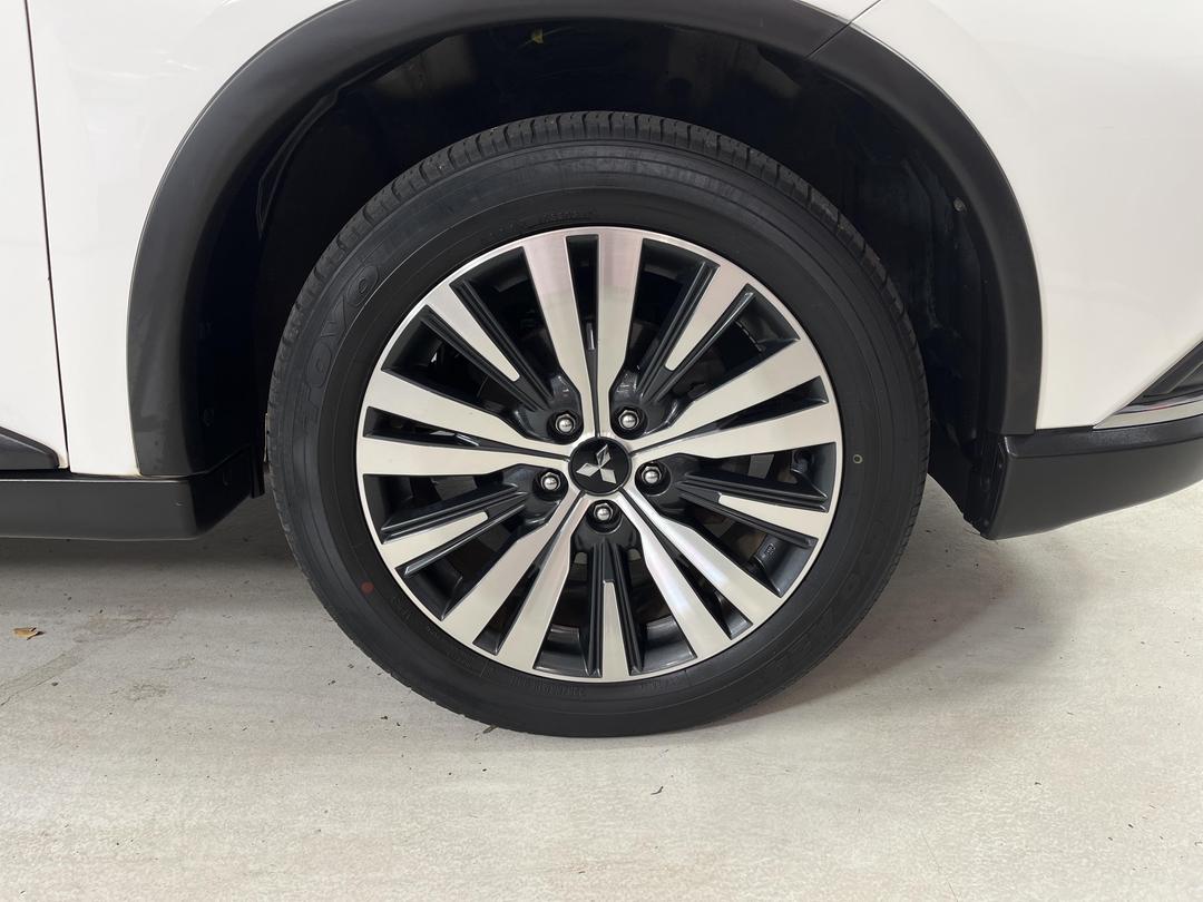 Photo '9' of Mitsubishi Outlander