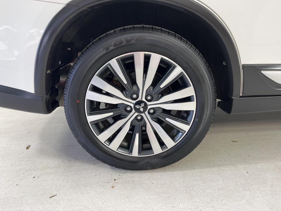 Photo '12' of Mitsubishi Outlander