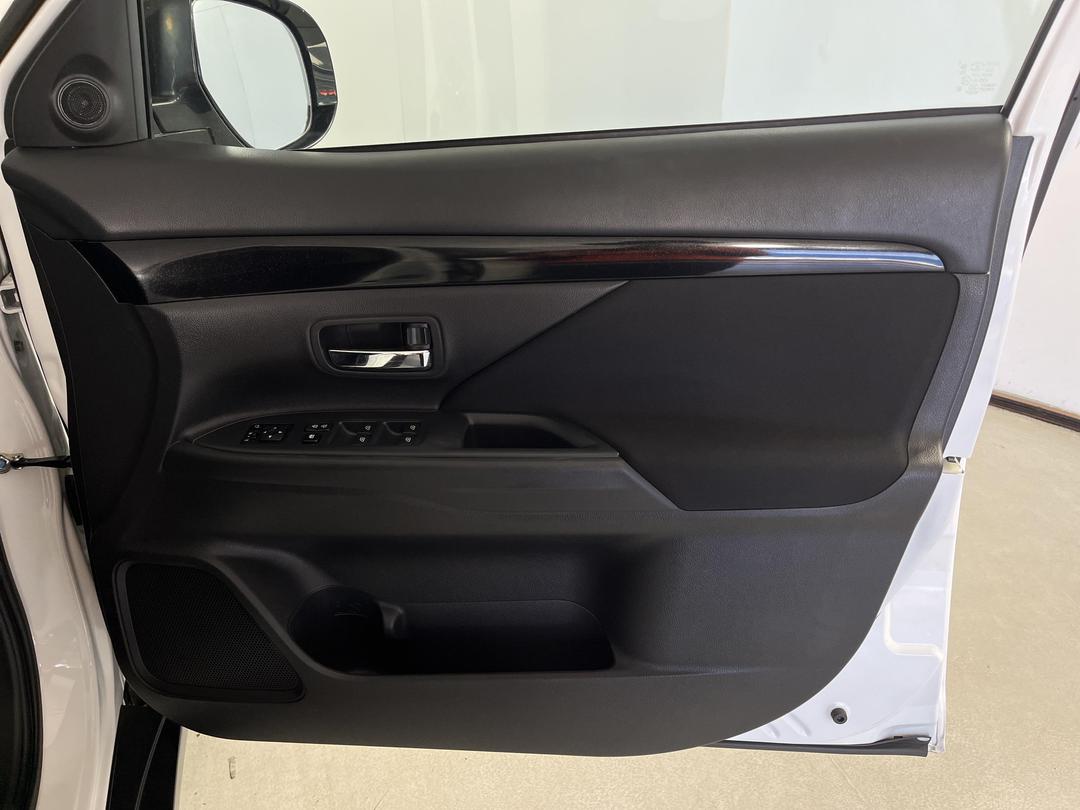 Photo '15' of Mitsubishi Outlander