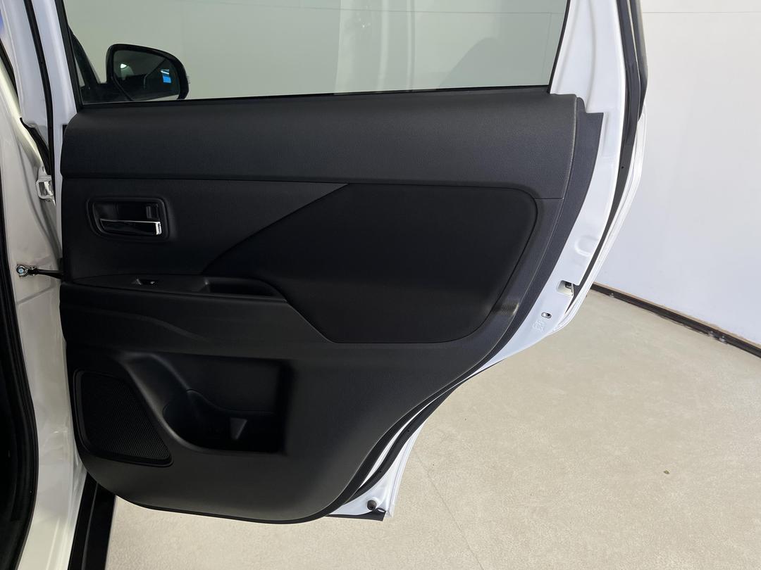 Photo '19' of Mitsubishi Outlander