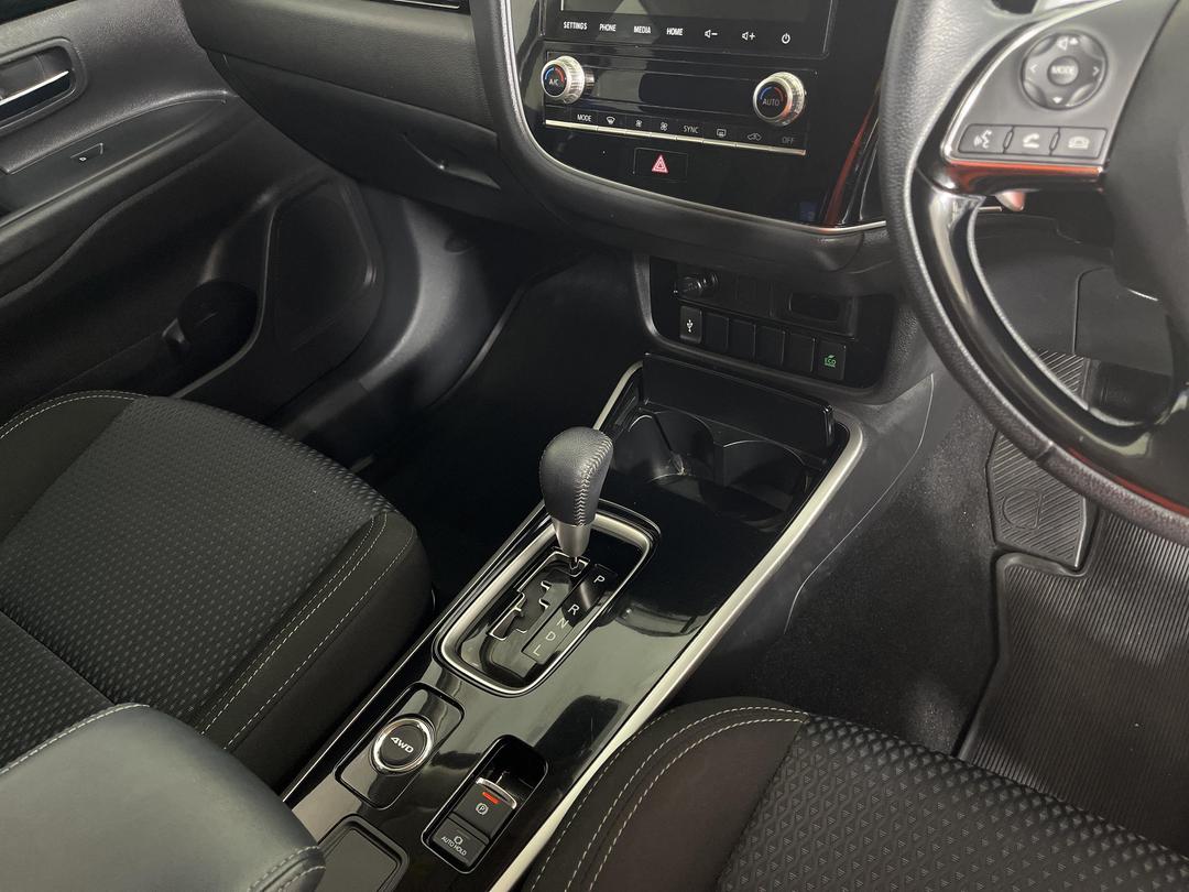 Photo '18' of Mitsubishi Outlander