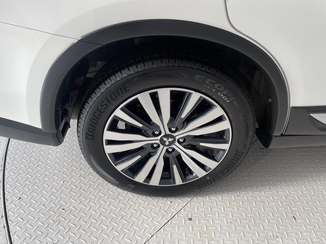 Photo '12' of Mitsubishi Outlander