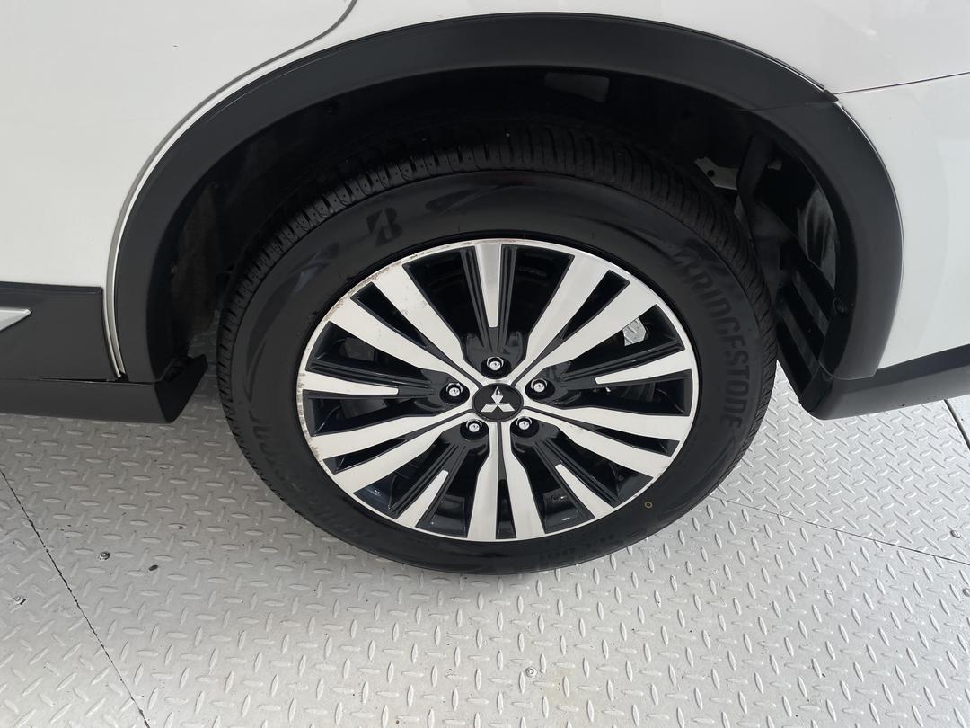 Photo '11' of Mitsubishi Outlander