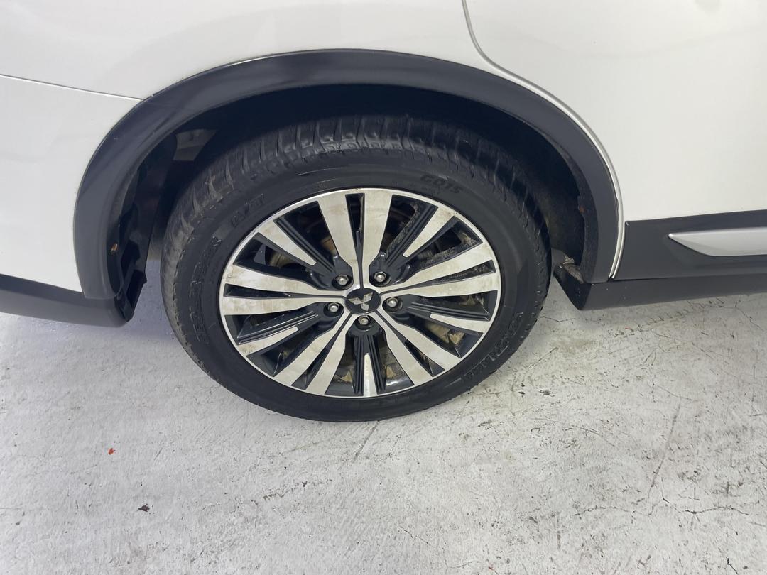 Photo '12' of Mitsubishi Outlander