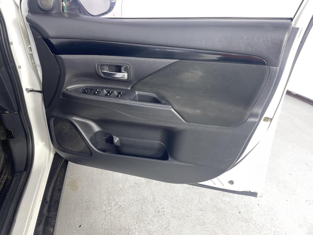 Photo '15' of Mitsubishi Outlander