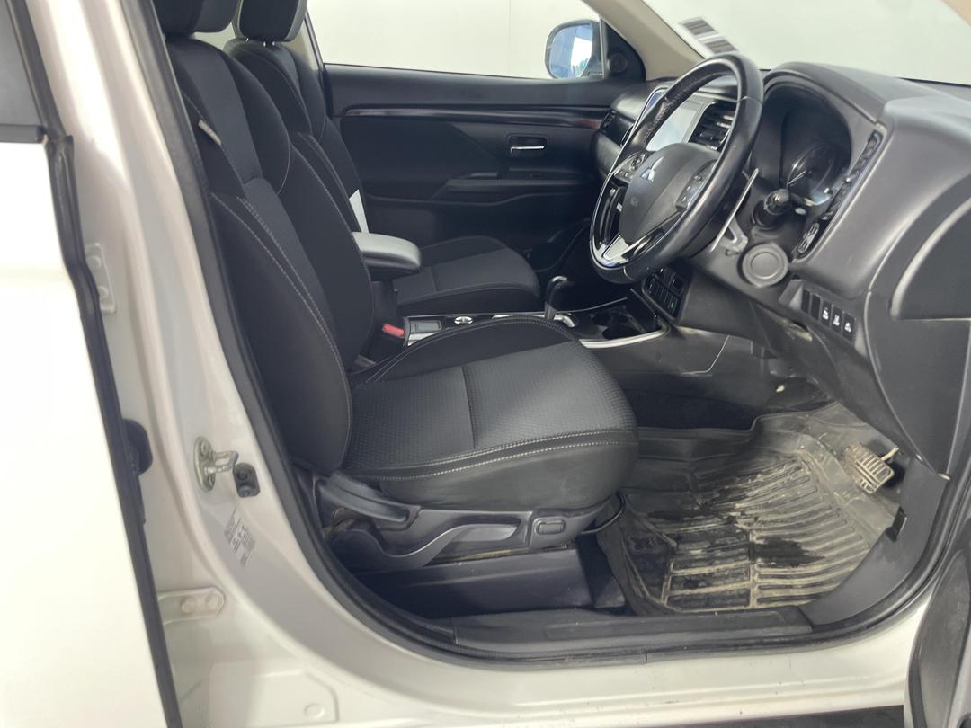 Photo '16' of Mitsubishi Outlander