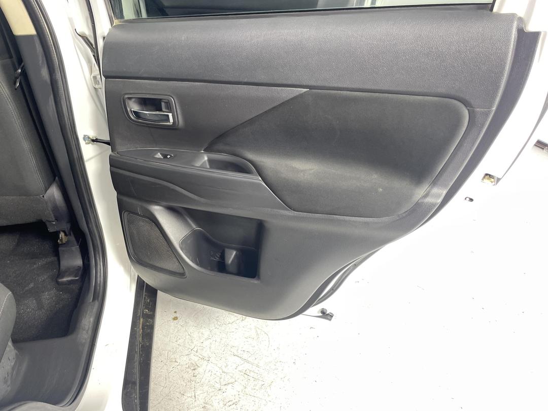 Photo '19' of Mitsubishi Outlander