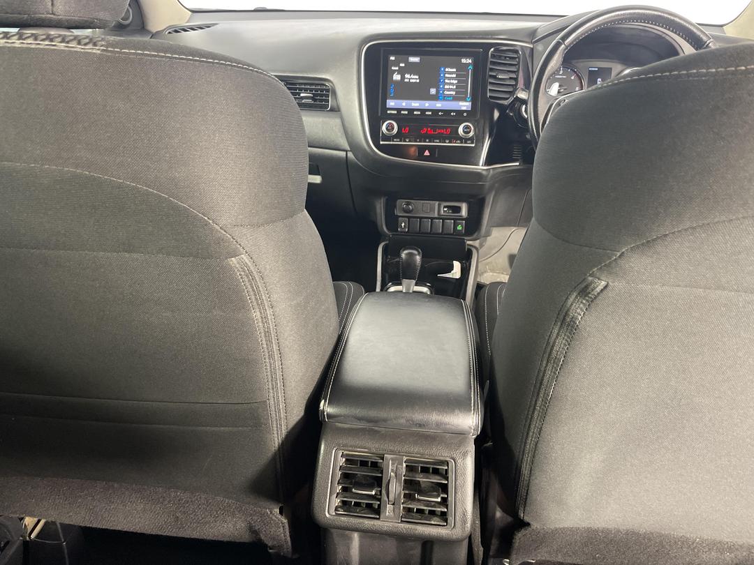 Photo '18' of Mitsubishi Outlander