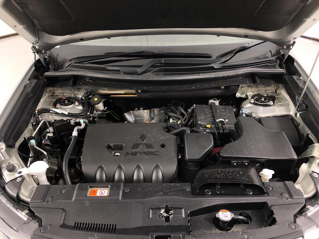 Photo '13' of Mitsubishi Outlander