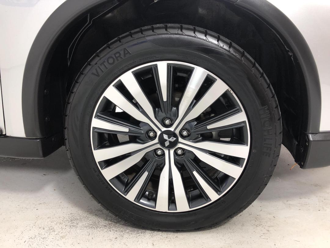 Photo '9' of Mitsubishi Outlander