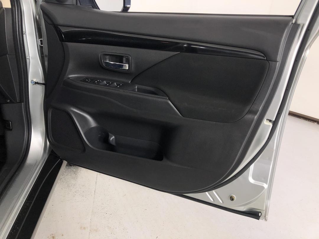 Photo '15' of Mitsubishi Outlander