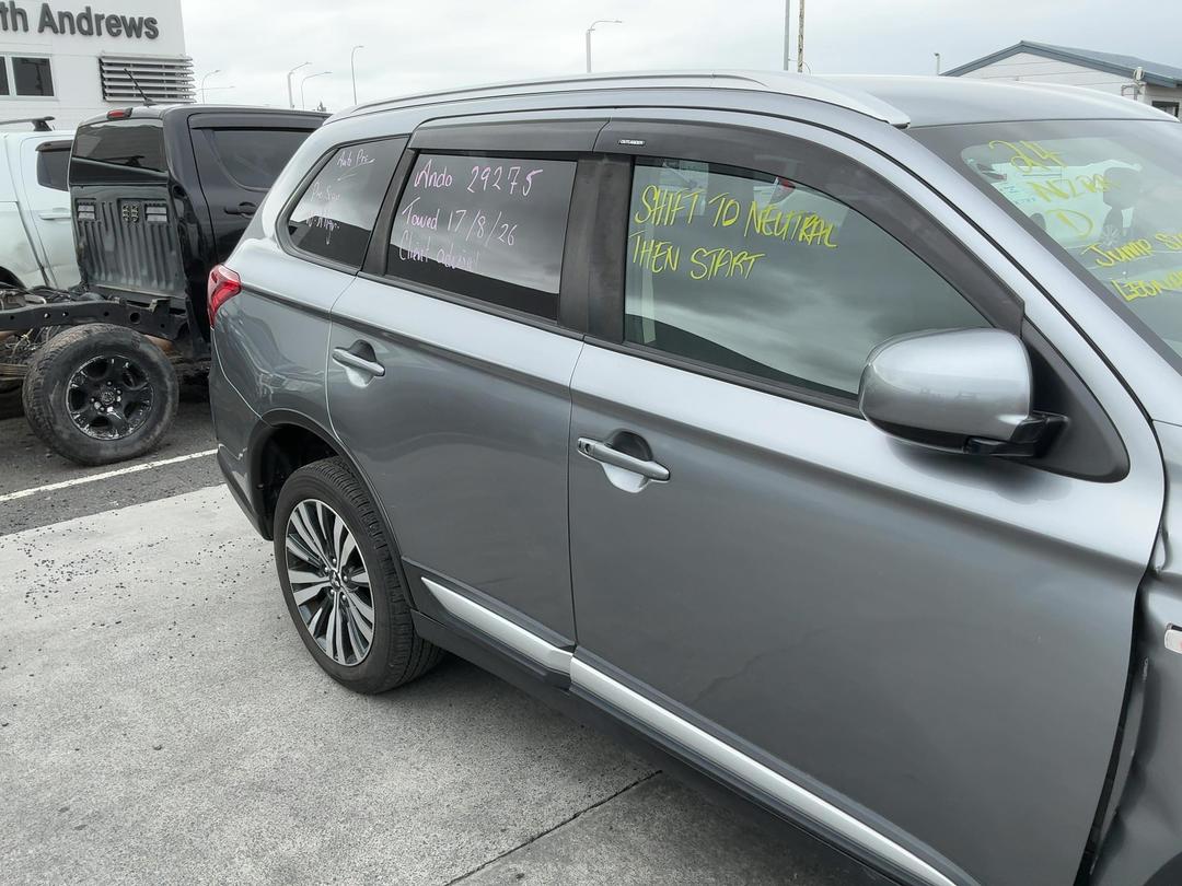 Photo '2' of Mitsubishi Outlander LS Photo '2' of Mitsubishi Outlander LS