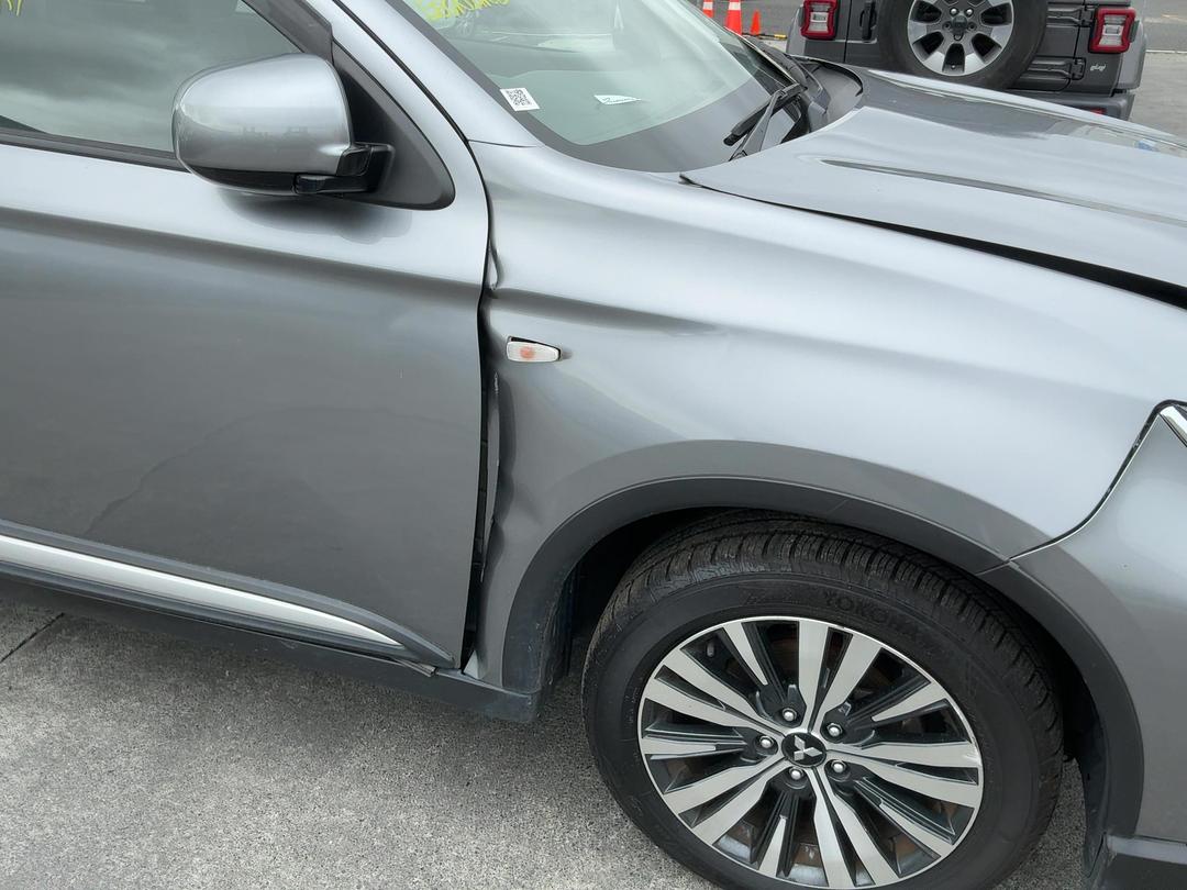 Photo '3' of Mitsubishi Outlander LS Photo '3' of Mitsubishi Outlander LS