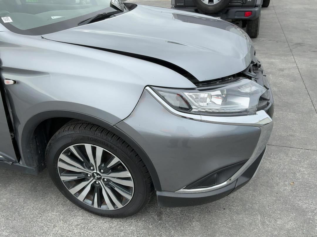 Photo '4' of Mitsubishi Outlander LS Photo '4' of Mitsubishi Outlander LS