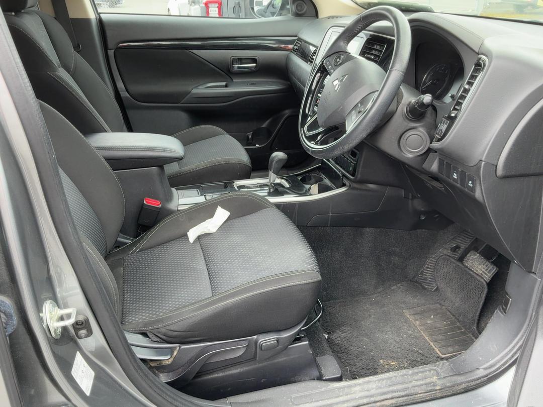 Photo '14' of Mitsubishi Outlander LS Photo '14' of Mitsubishi Outlander LS