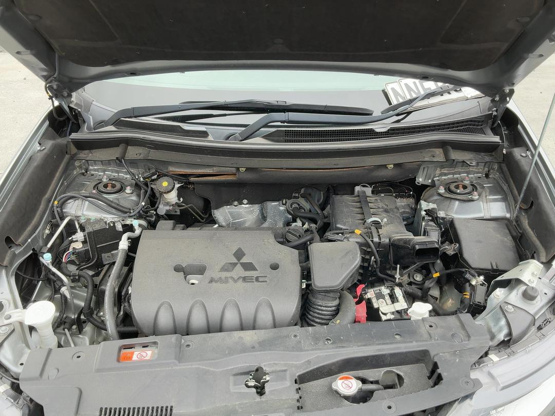Photo '21' of Mitsubishi Outlander LS Photo '21' of Mitsubishi Outlander LS