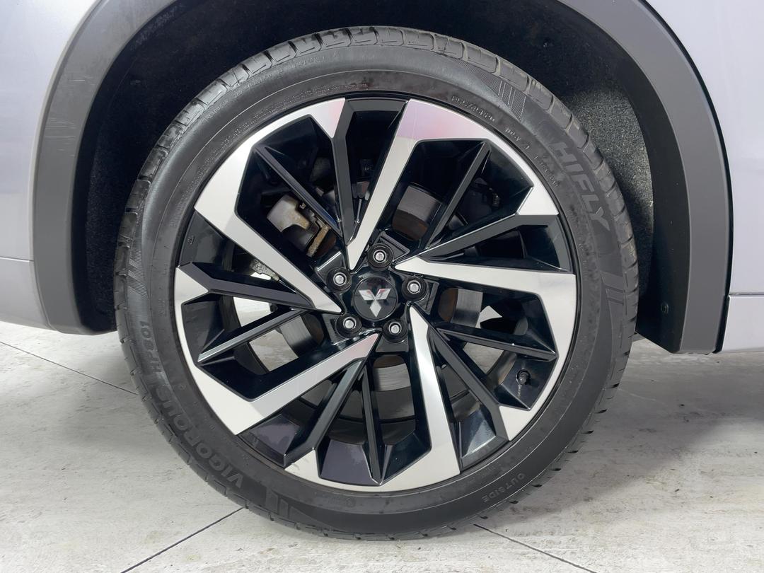 Photo '12' of Mitsubishi Outlander