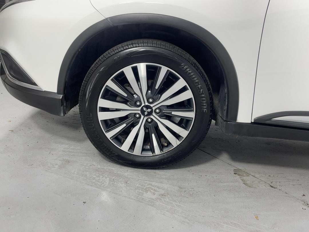 Photo '10' of Mitsubishi Outlander