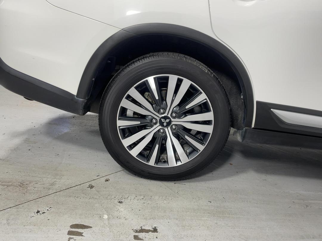 Photo '12' of Mitsubishi Outlander