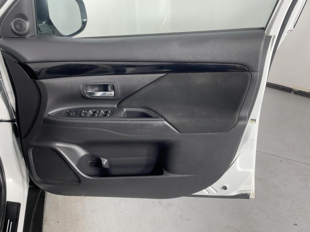 Photo '15' of Mitsubishi Outlander