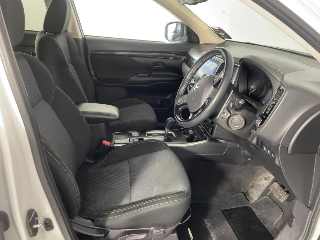 Photo '16' of Mitsubishi Outlander
