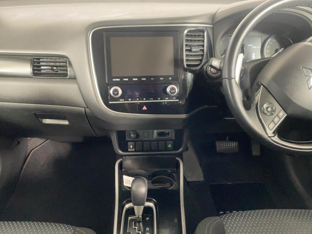 Photo '18' of Mitsubishi Outlander