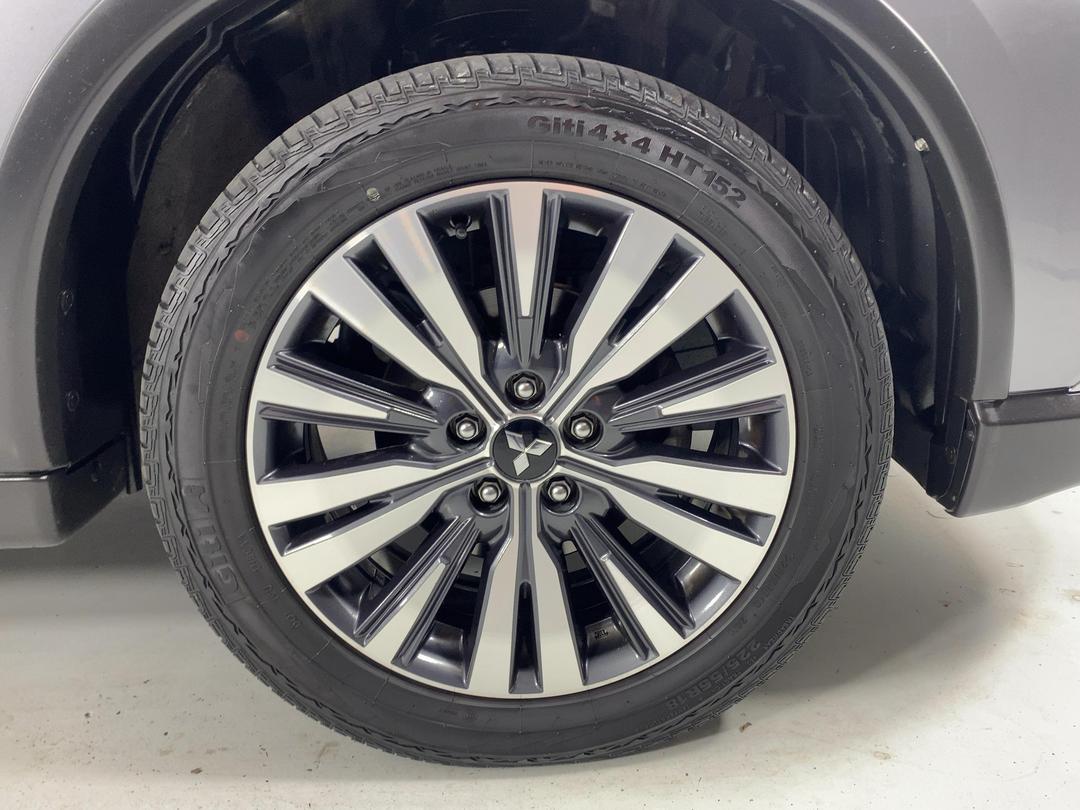 Photo '9' of Mitsubishi Outlander