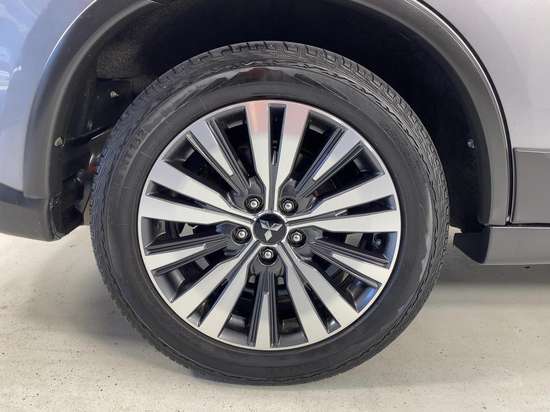 Photo '12' of Mitsubishi Outlander