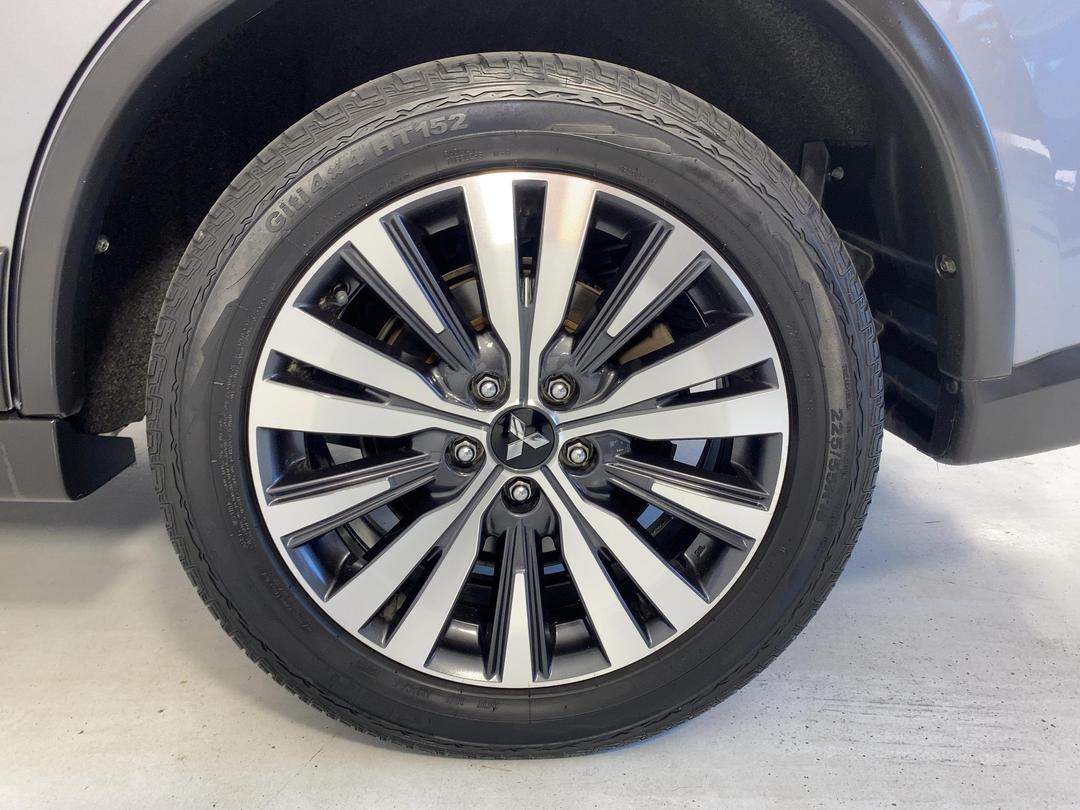 Photo '11' of Mitsubishi Outlander