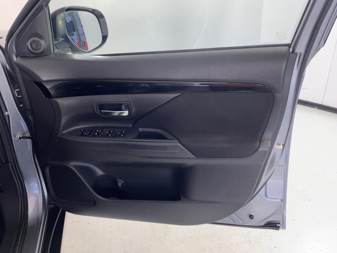 Photo '15' of Mitsubishi Outlander