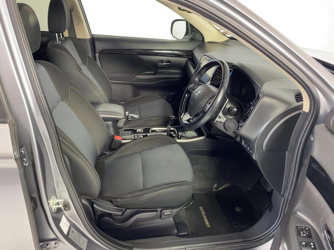 Photo '16' of Mitsubishi Outlander