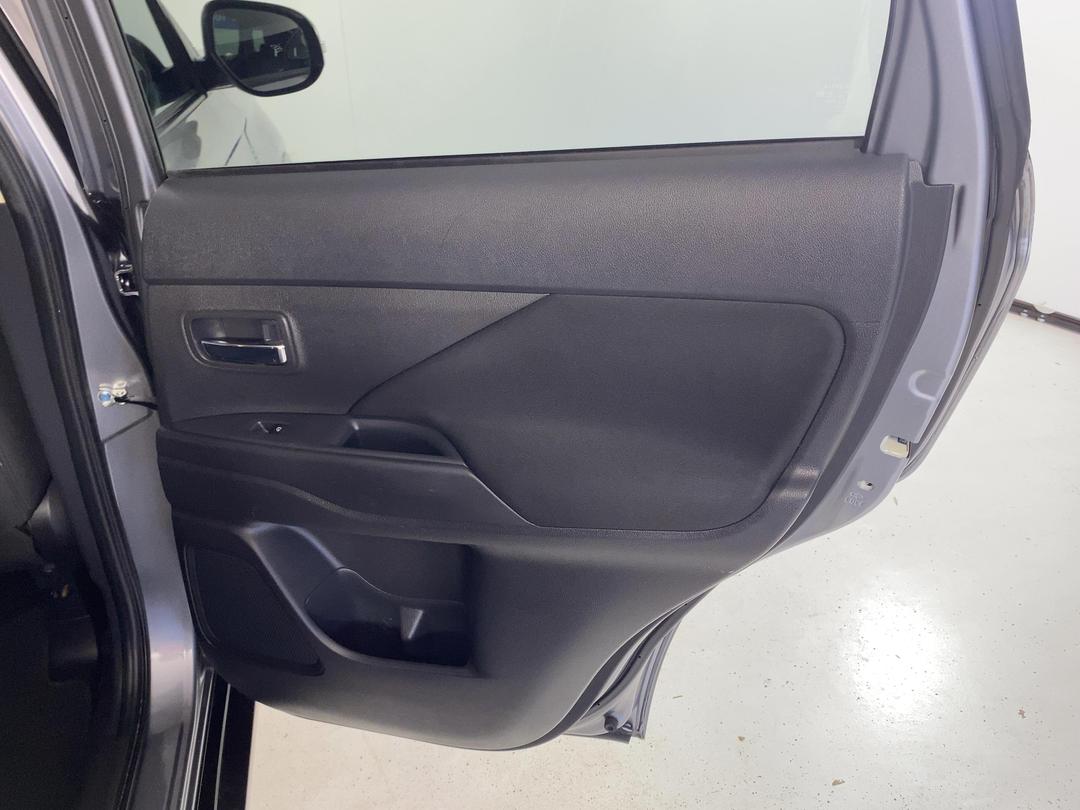 Photo '19' of Mitsubishi Outlander