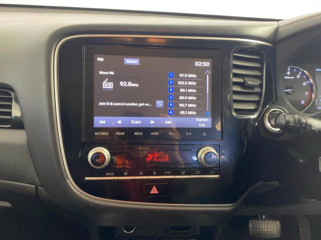 Photo '18' of Mitsubishi Outlander
