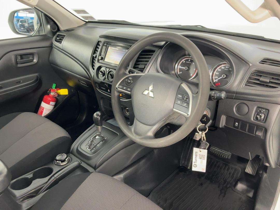 Photo '17' of Mitsubishi Triton