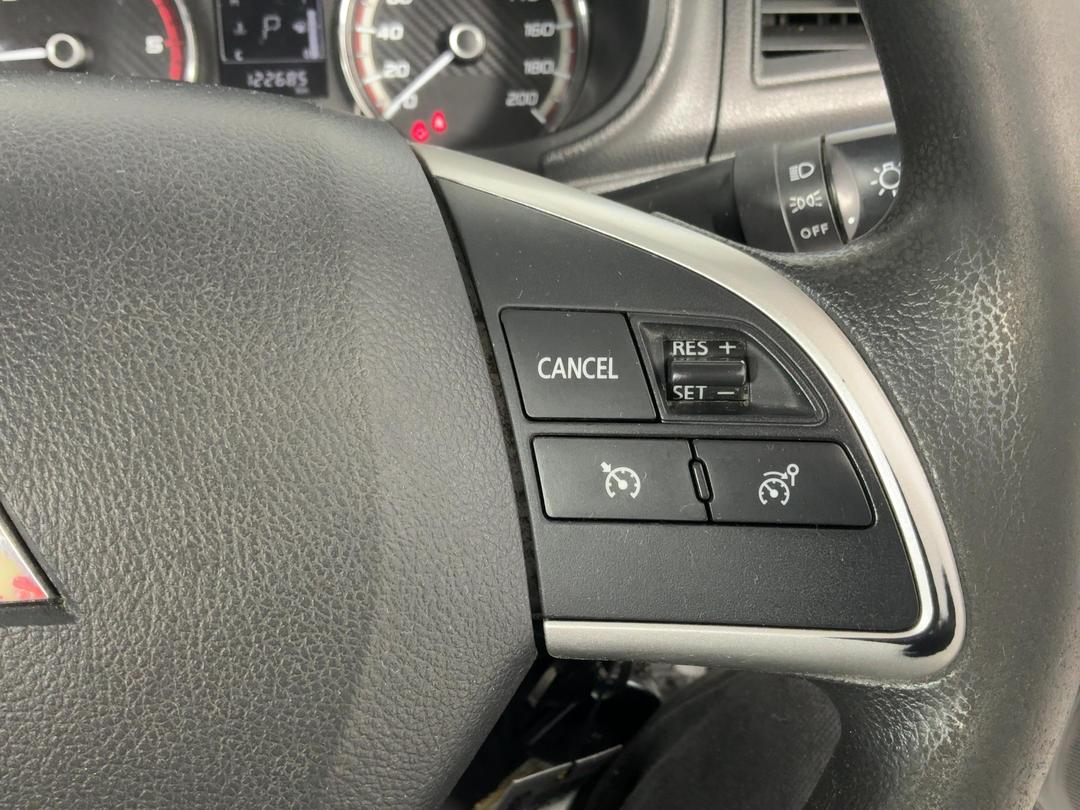 Photo '23' of Mitsubishi Triton