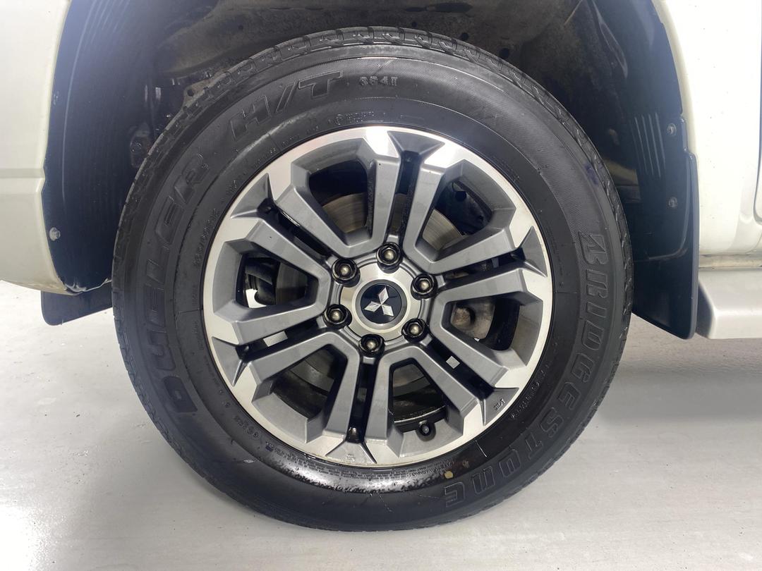 Photo '10' of Mitsubishi Triton