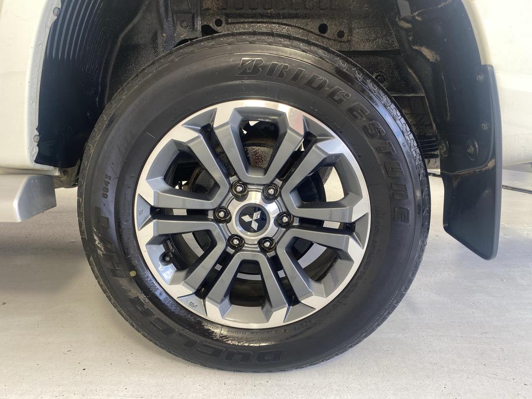 Photo '11' of Mitsubishi Triton