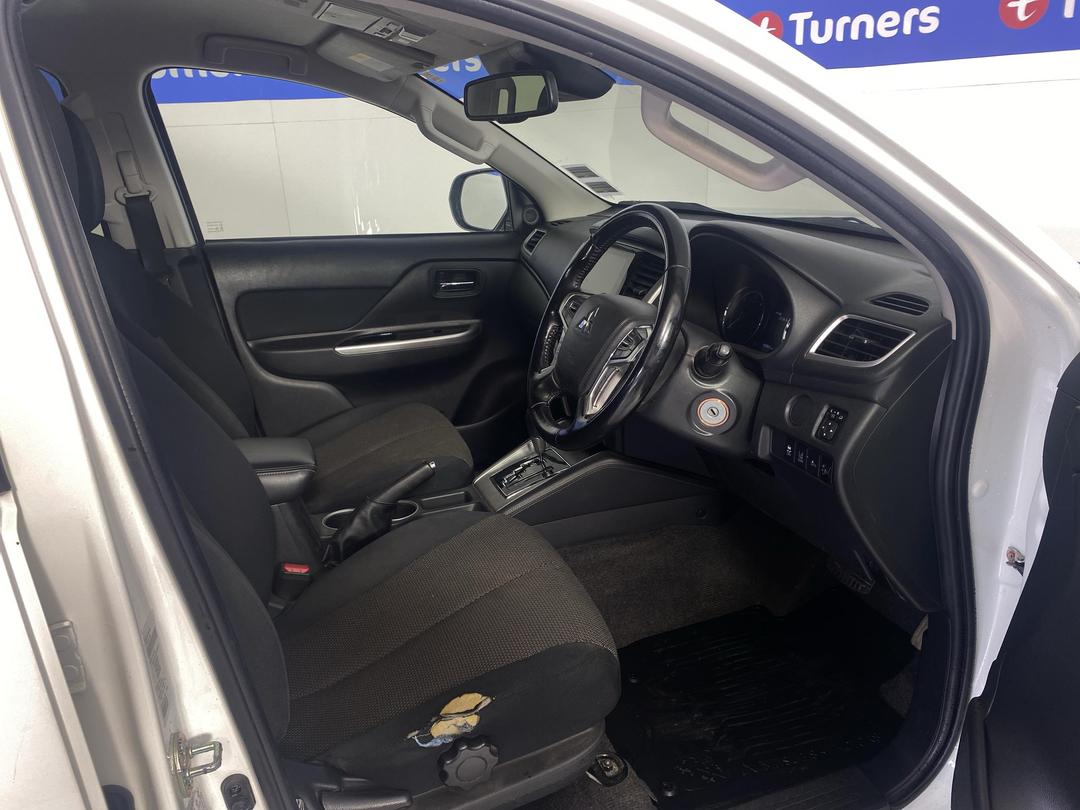 Photo '16' of Mitsubishi Triton