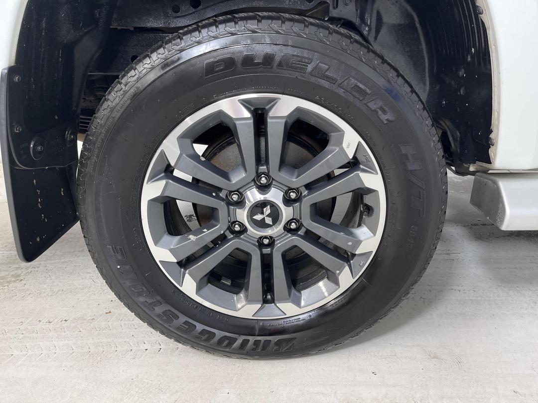 Photo '12' of Mitsubishi Triton