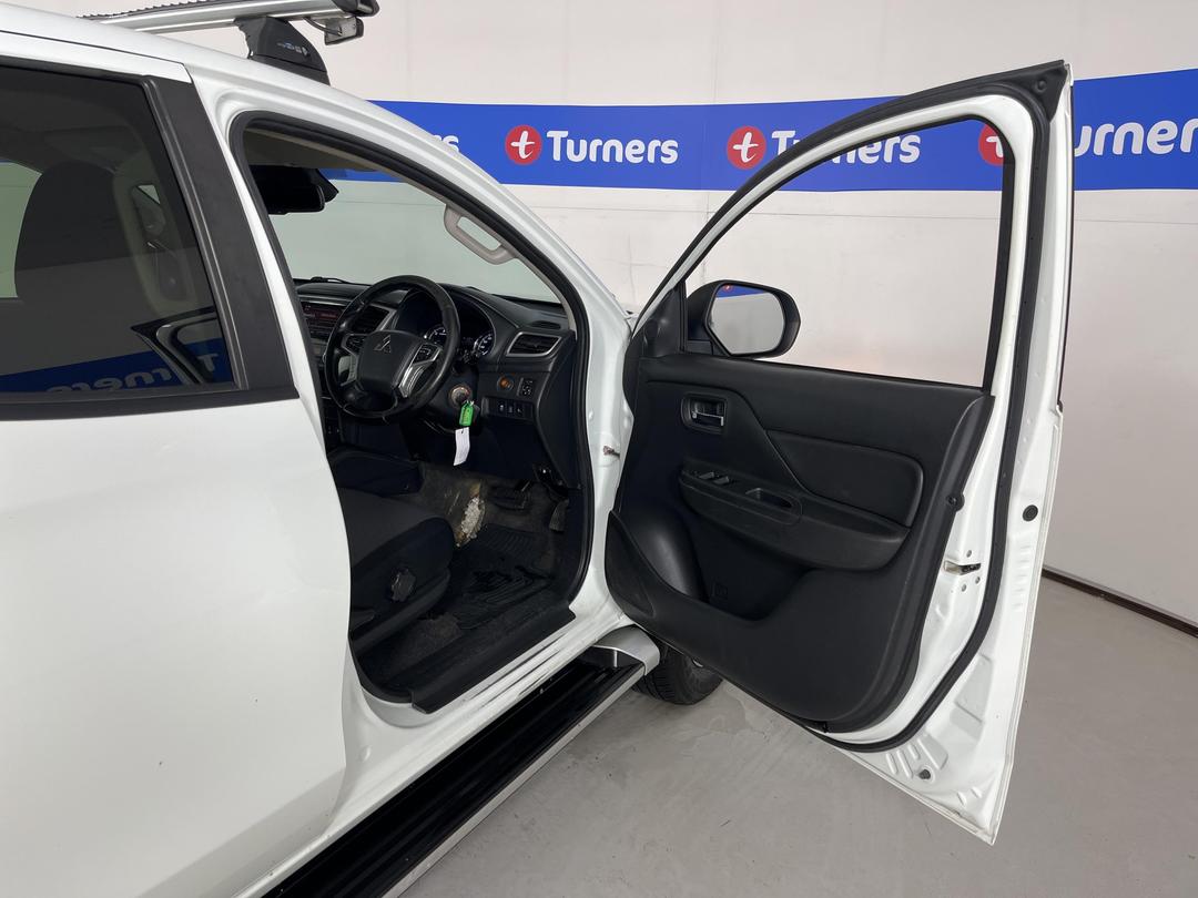 Photo '15' of Mitsubishi Triton