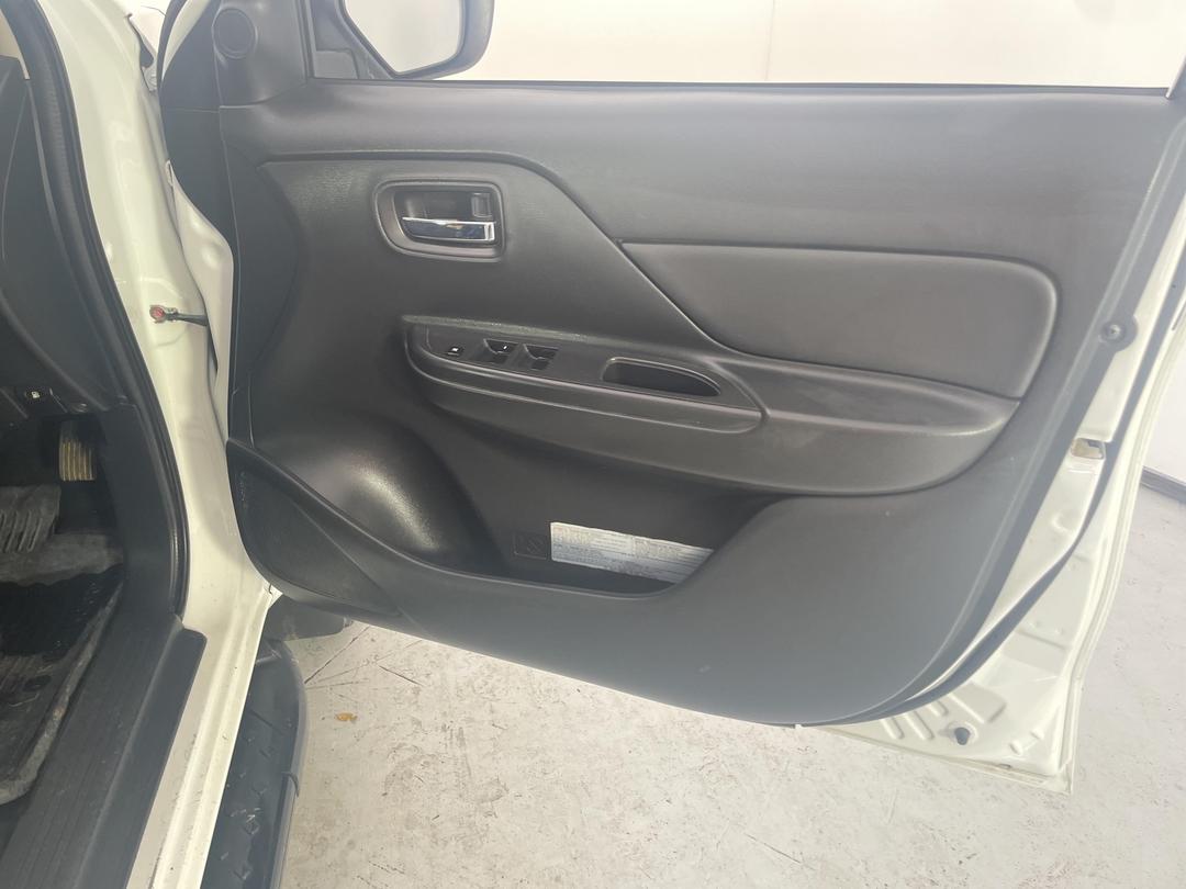 Photo '14' of Mitsubishi Triton