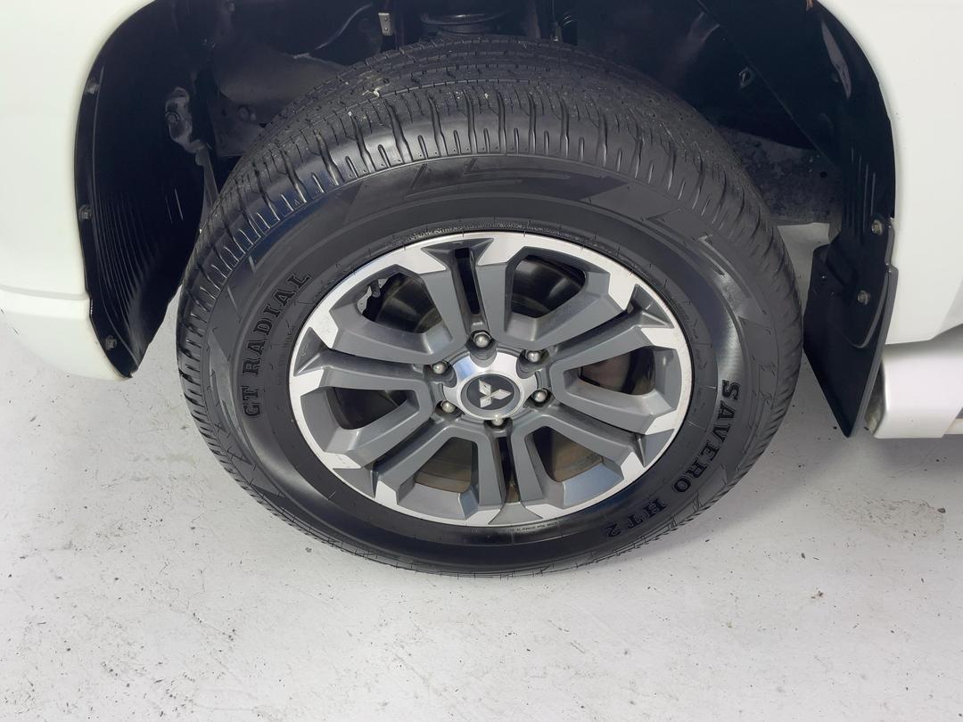 Photo '10' of Mitsubishi Triton