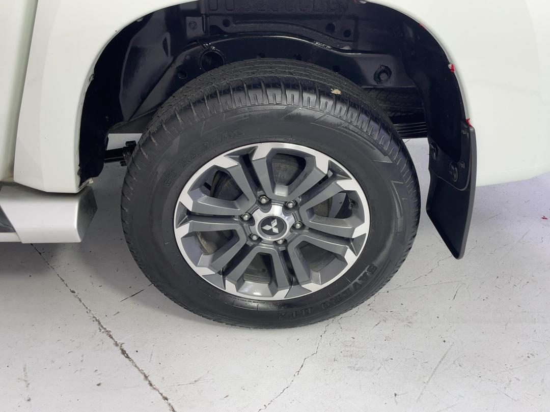 Photo '11' of Mitsubishi Triton