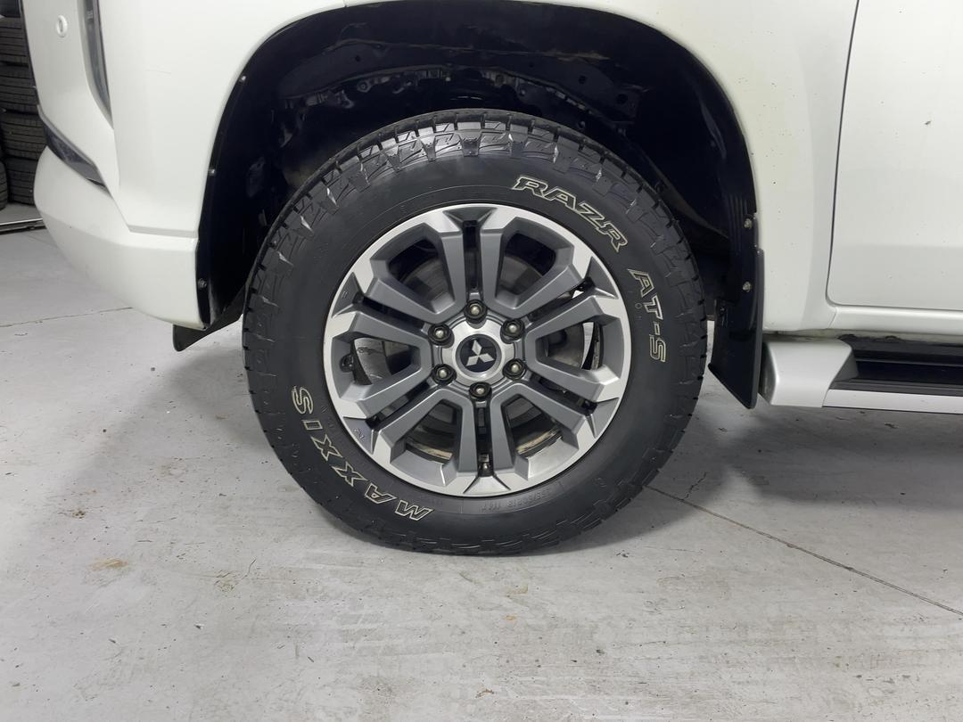 Photo '10' of Mitsubishi Triton