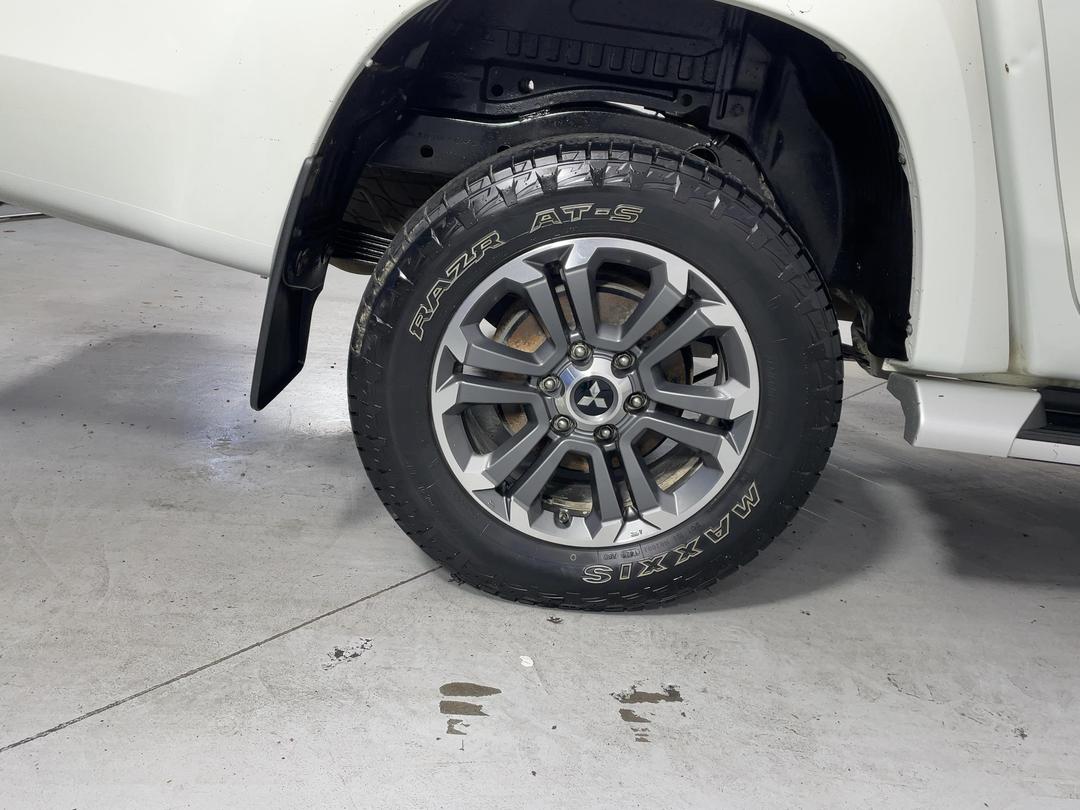 Photo '12' of Mitsubishi Triton