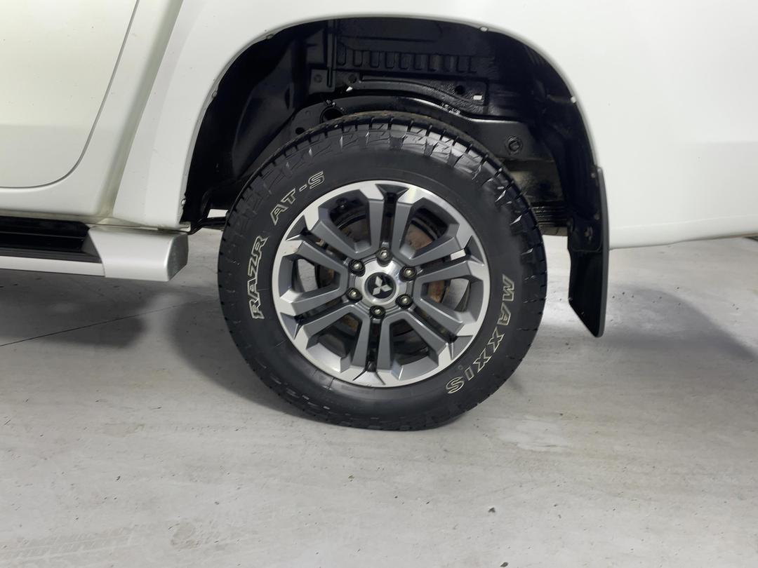 Photo '11' of Mitsubishi Triton