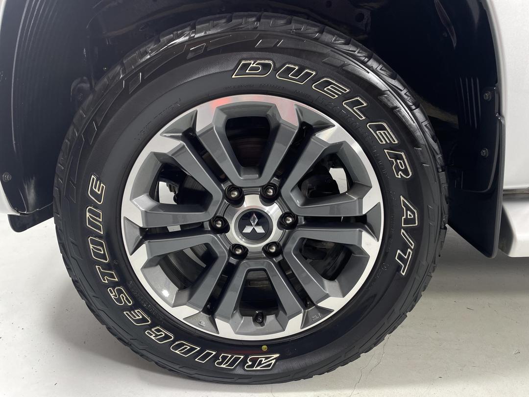 Photo '10' of Mitsubishi Triton