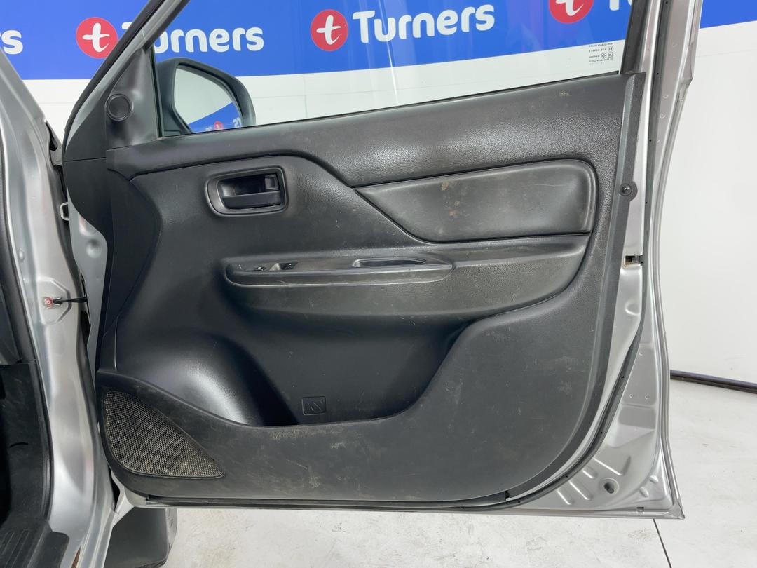 Photo '14' of Mitsubishi Triton