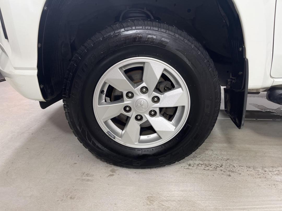 Photo '10' of Mitsubishi Triton